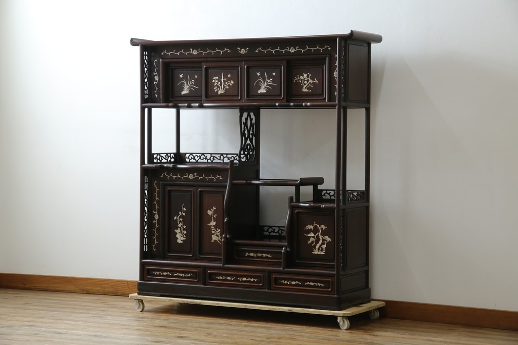 和製ヴィンテージ　花梨(カリン)材　象嵌入り　品の良い螺鈿(ラデン)が美しい飾り棚　(R-075191)