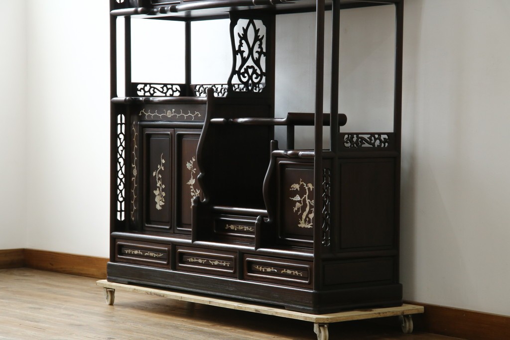 和製ヴィンテージ　花梨(カリン)材　象嵌入り　品の良い螺鈿(ラデン)が美しい飾り棚　(R-075191)