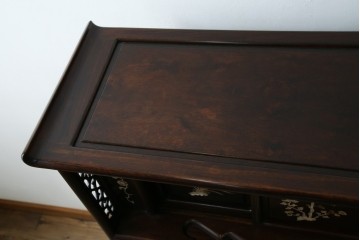 和製ヴィンテージ　花梨(カリン)材　象嵌入り　品の良い螺鈿(ラデン)が美しい飾り棚　(R-075191)