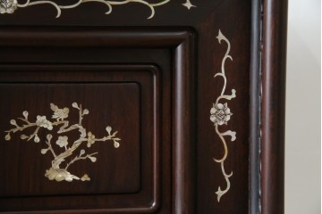 和製ヴィンテージ　花梨(カリン)材　象嵌入り　品の良い螺鈿(ラデン)が美しい飾り棚　(R-075191)