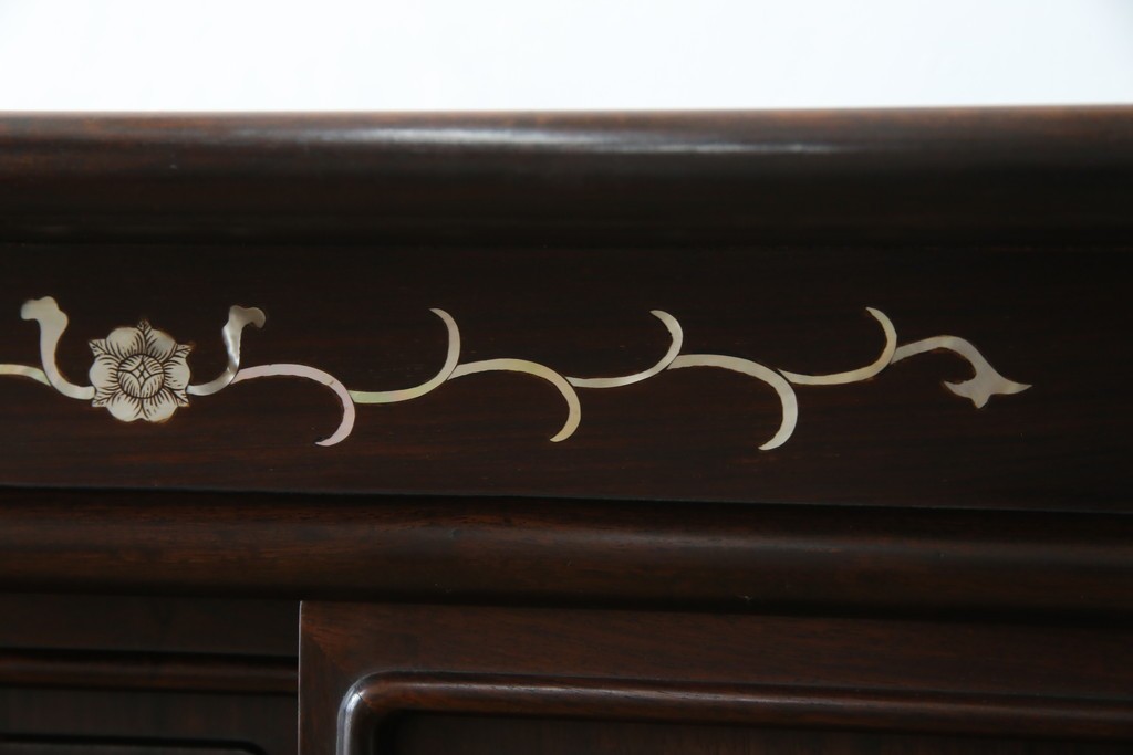 和製ヴィンテージ　花梨(カリン)材　象嵌入り　品の良い螺鈿(ラデン)が美しい飾り棚　(R-075191)