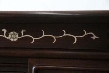 和製ヴィンテージ　花梨(カリン)材　象嵌入り　品の良い螺鈿(ラデン)が美しい飾り棚　(R-075191)