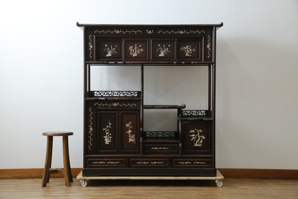 和製ヴィンテージ　花梨(カリン)材　象嵌入り　品の良い螺鈿(ラデン)が美しい飾り棚　(R-075191)