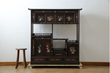 和製ヴィンテージ　花梨(カリン)材　象嵌入り　品の良い螺鈿(ラデン)が美しい飾り棚　(R-075191)