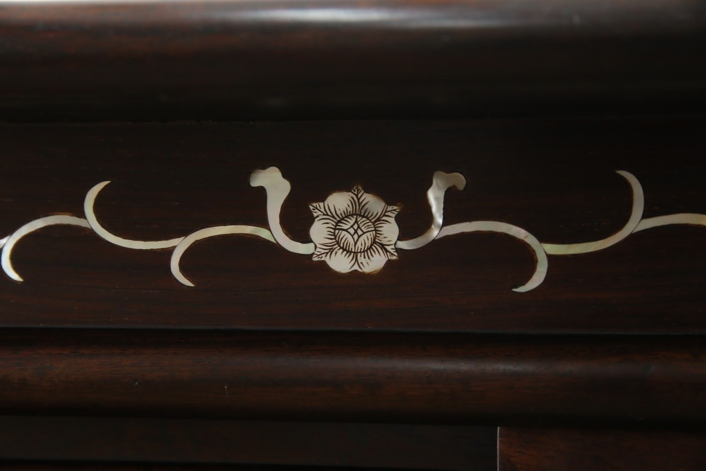和製ヴィンテージ　花梨(カリン)材　象嵌入り　品の良い螺鈿(ラデン)が美しい飾り棚　(R-075191)