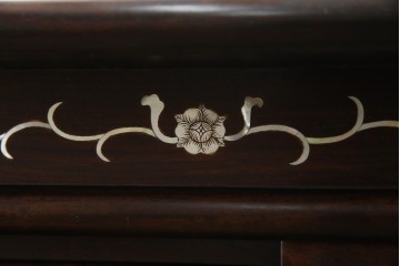 和製ヴィンテージ　花梨(カリン)材　象嵌入り　品の良い螺鈿(ラデン)が美しい飾り棚　(R-075191)