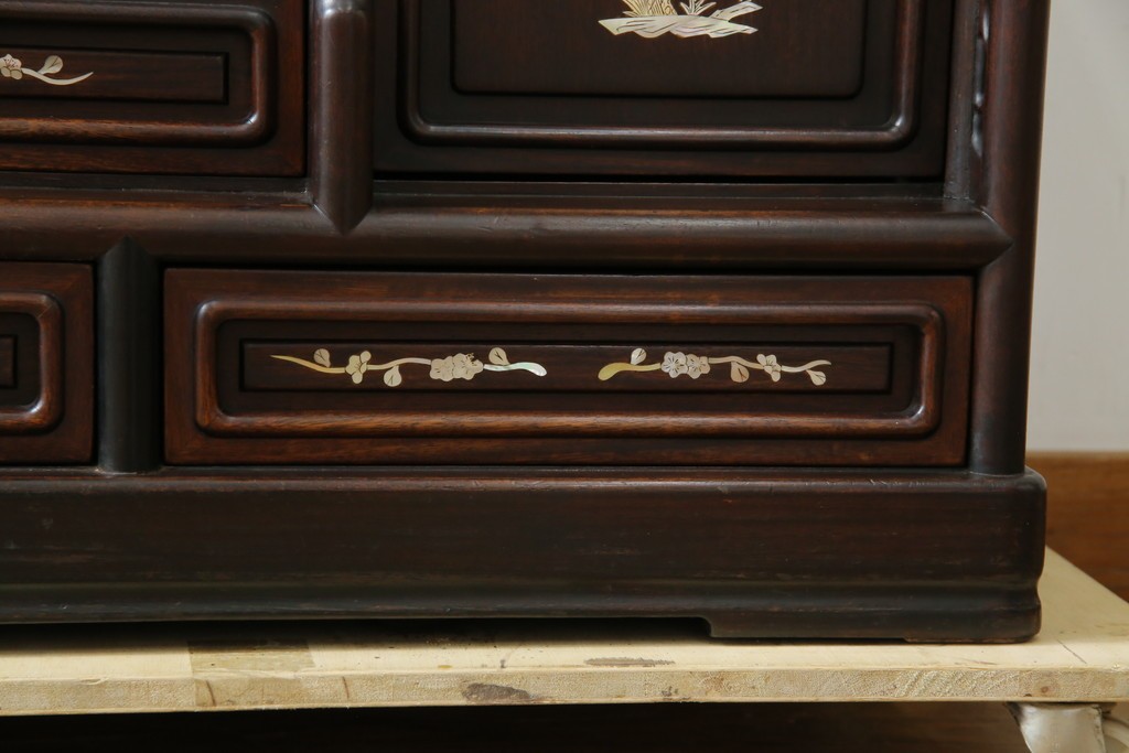 和製ヴィンテージ　花梨(カリン)材　象嵌入り　品の良い螺鈿(ラデン)が美しい飾り棚　(R-075191)