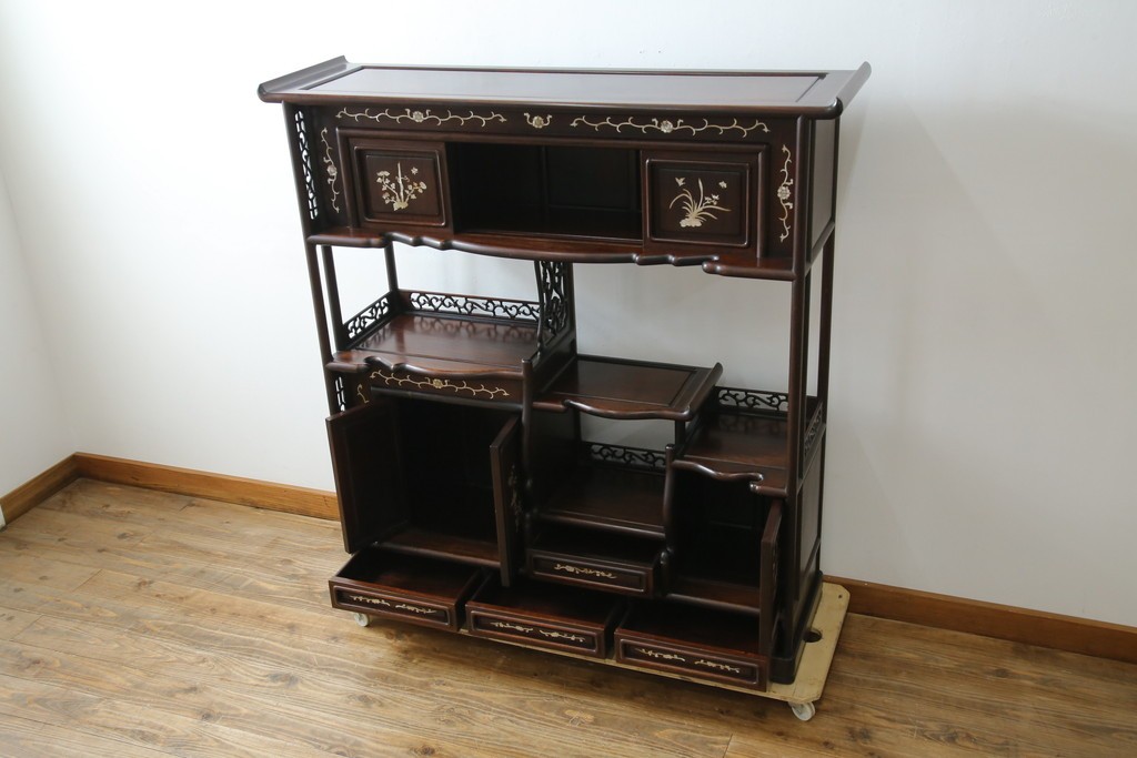 和製ヴィンテージ　花梨(カリン)材　象嵌入り　品の良い螺鈿(ラデン)が美しい飾り棚　(R-075191)