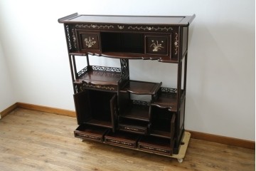 和製ヴィンテージ　花梨(カリン)材　象嵌入り　品の良い螺鈿(ラデン)が美しい飾り棚　(R-075191)