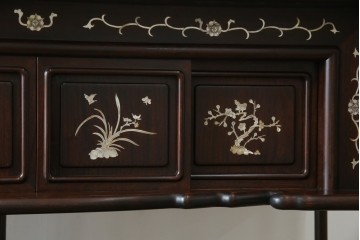 和製ヴィンテージ　花梨(カリン)材　象嵌入り　品の良い螺鈿(ラデン)が美しい飾り棚　(R-075191)