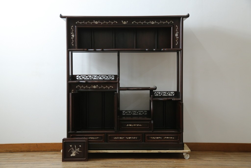 和製ヴィンテージ　花梨(カリン)材　象嵌入り　品の良い螺鈿(ラデン)が美しい飾り棚　(R-075191)