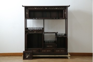 和製ヴィンテージ　花梨(カリン)材　象嵌入り　品の良い螺鈿(ラデン)が美しい飾り棚　(R-075191)