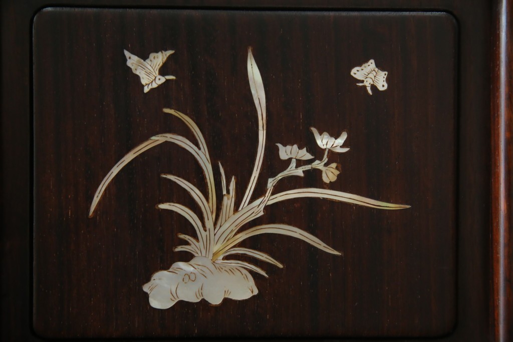 和製ヴィンテージ　花梨(カリン)材　象嵌入り　品の良い螺鈿(ラデン)が美しい飾り棚　(R-075191)