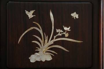 和製ヴィンテージ　花梨(カリン)材　象嵌入り　品の良い螺鈿(ラデン)が美しい飾り棚　(R-075191)