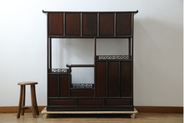 和製ヴィンテージ　花梨(カリン)材　象嵌入り　品の良い螺鈿(ラデン)が美しい飾り棚　(R-075191)