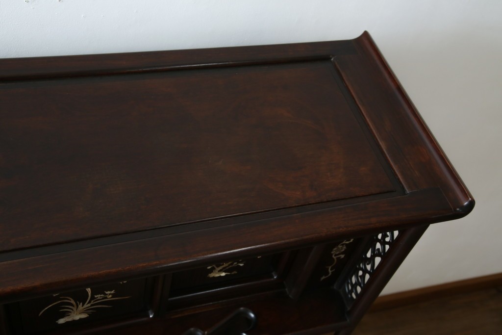 和製ヴィンテージ　花梨(カリン)材　象嵌入り　品の良い螺鈿(ラデン)が美しい飾り棚　(R-075191)