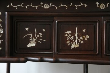 和製ヴィンテージ　花梨(カリン)材　象嵌入り　品の良い螺鈿(ラデン)が美しい飾り棚　(R-075191)