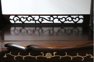 和製ヴィンテージ　花梨(カリン)材　象嵌入り　品の良い螺鈿(ラデン)が美しい飾り棚　(R-075191)