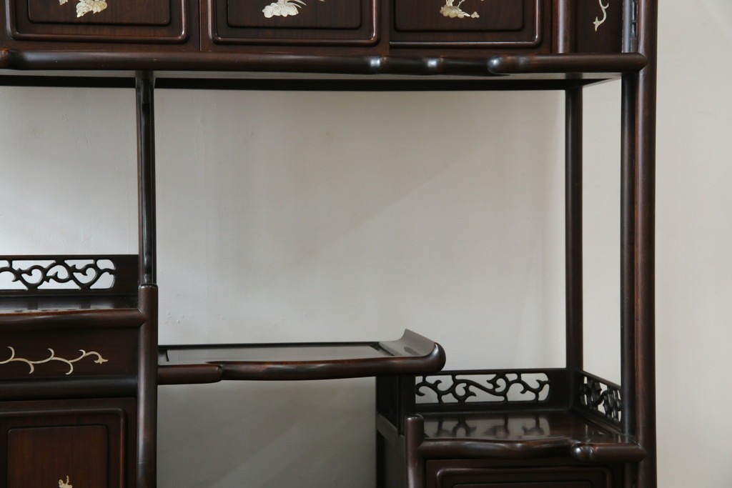 和製ヴィンテージ　花梨(カリン)材　象嵌入り　品の良い螺鈿(ラデン)が美しい飾り棚　(R-075191)