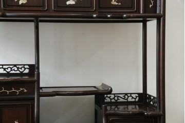 和製ヴィンテージ　花梨(カリン)材　象嵌入り　品の良い螺鈿(ラデン)が美しい飾り棚　(R-075191)