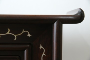 和製ヴィンテージ　花梨(カリン)材　象嵌入り　品の良い螺鈿(ラデン)が美しい飾り棚　(R-075191)