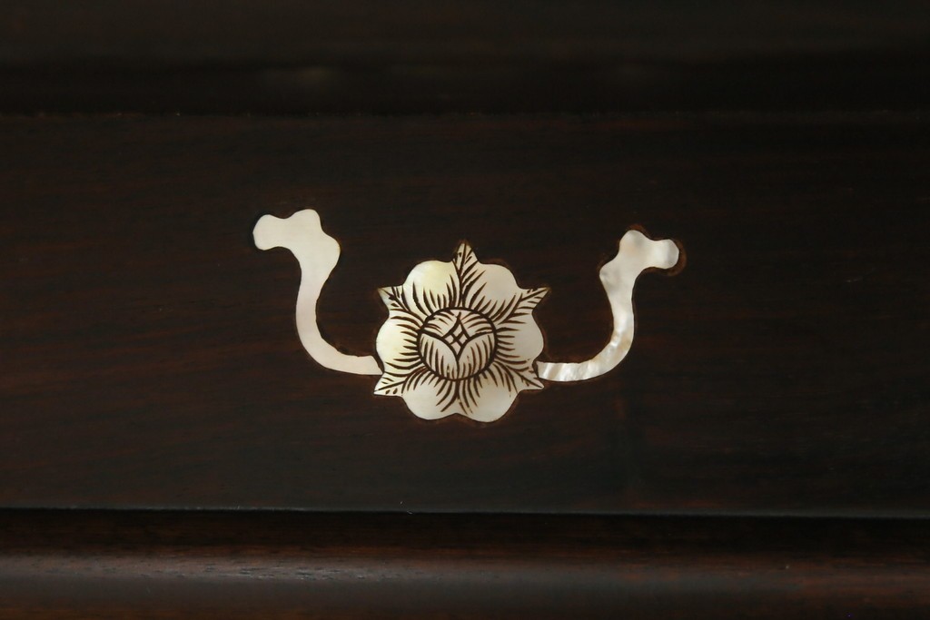 和製ヴィンテージ　花梨(カリン)材　象嵌入り　品の良い螺鈿(ラデン)が美しい飾り棚　(R-075191)