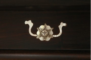 和製ヴィンテージ　花梨(カリン)材　象嵌入り　品の良い螺鈿(ラデン)が美しい飾り棚　(R-075191)