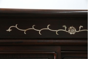 和製ヴィンテージ　花梨(カリン)材　象嵌入り　品の良い螺鈿(ラデン)が美しい飾り棚　(R-075191)