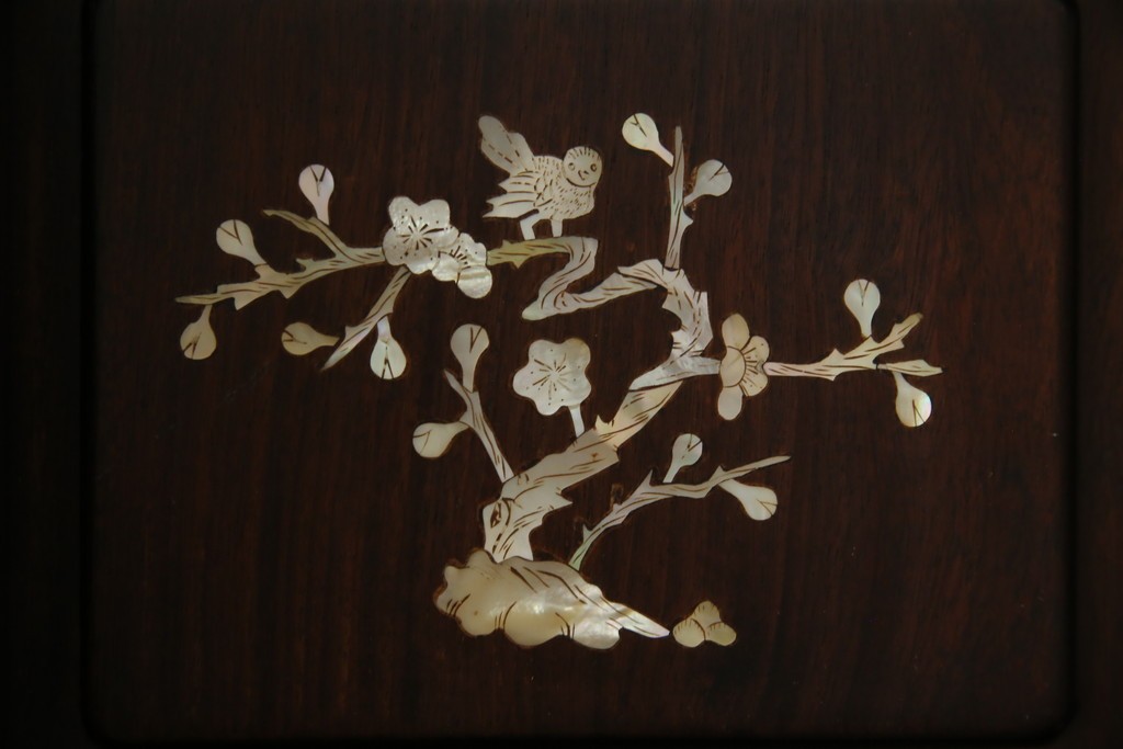 和製ヴィンテージ　花梨(カリン)材　象嵌入り　品の良い螺鈿(ラデン)が美しい飾り棚　(R-075191)