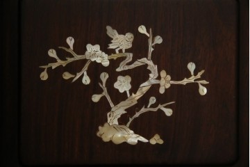 和製ヴィンテージ　花梨(カリン)材　象嵌入り　品の良い螺鈿(ラデン)が美しい飾り棚　(R-075191)