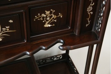 和製ヴィンテージ　花梨(カリン)材　象嵌入り　品の良い螺鈿(ラデン)が美しい飾り棚　(R-075191)