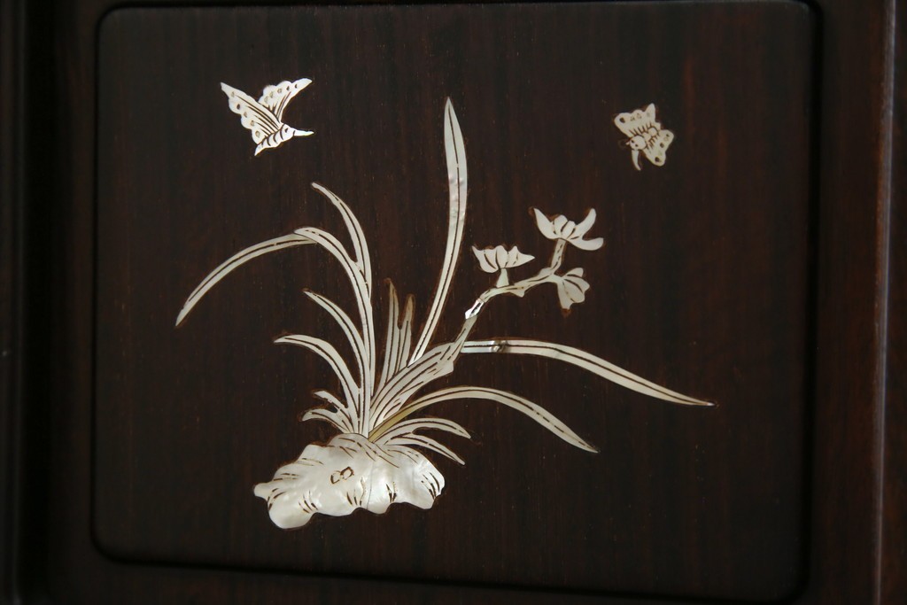 和製ヴィンテージ　花梨(カリン)材　象嵌入り　品の良い螺鈿(ラデン)が美しい飾り棚　(R-075191)