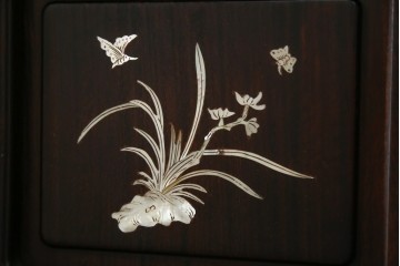 和製ヴィンテージ　花梨(カリン)材　象嵌入り　品の良い螺鈿(ラデン)が美しい飾り棚　(R-075191)