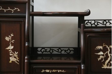 和製ヴィンテージ　花梨(カリン)材　象嵌入り　品の良い螺鈿(ラデン)が美しい飾り棚　(R-075191)