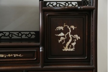 和製ヴィンテージ　花梨(カリン)材　象嵌入り　品の良い螺鈿(ラデン)が美しい飾り棚　(R-075191)