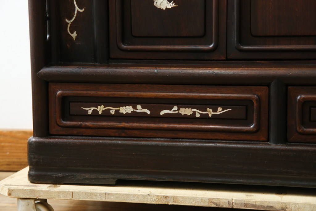 和製ヴィンテージ　花梨(カリン)材　象嵌入り　品の良い螺鈿(ラデン)が美しい飾り棚　(R-075191)