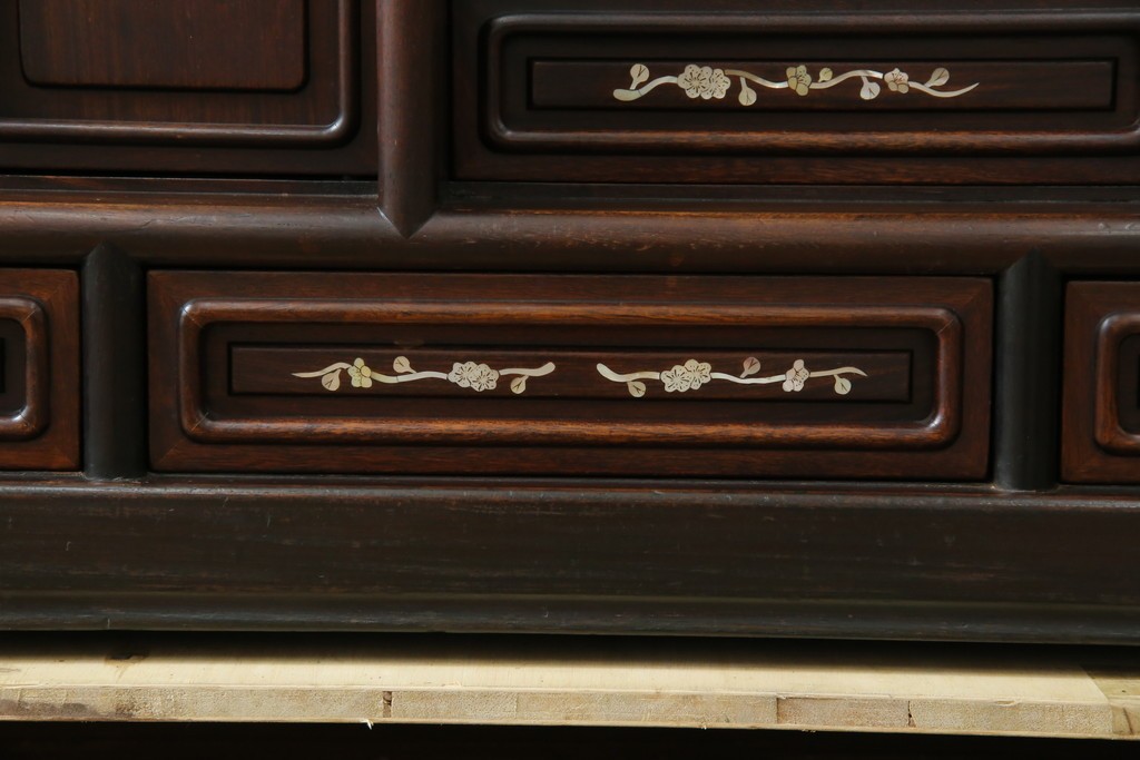 和製ヴィンテージ　花梨(カリン)材　象嵌入り　品の良い螺鈿(ラデン)が美しい飾り棚　(R-075191)