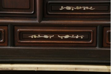 和製ヴィンテージ　花梨(カリン)材　象嵌入り　品の良い螺鈿(ラデン)が美しい飾り棚　(R-075191)