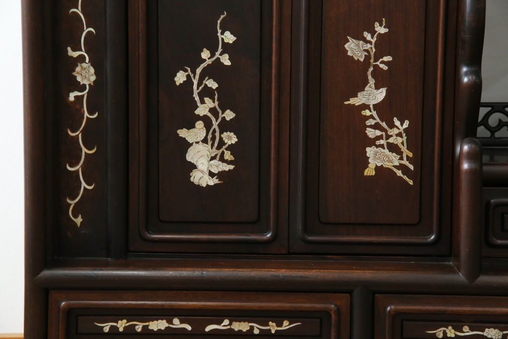 和製ヴィンテージ　花梨(カリン)材　象嵌入り　品の良い螺鈿(ラデン)が美しい飾り棚　(R-075191)