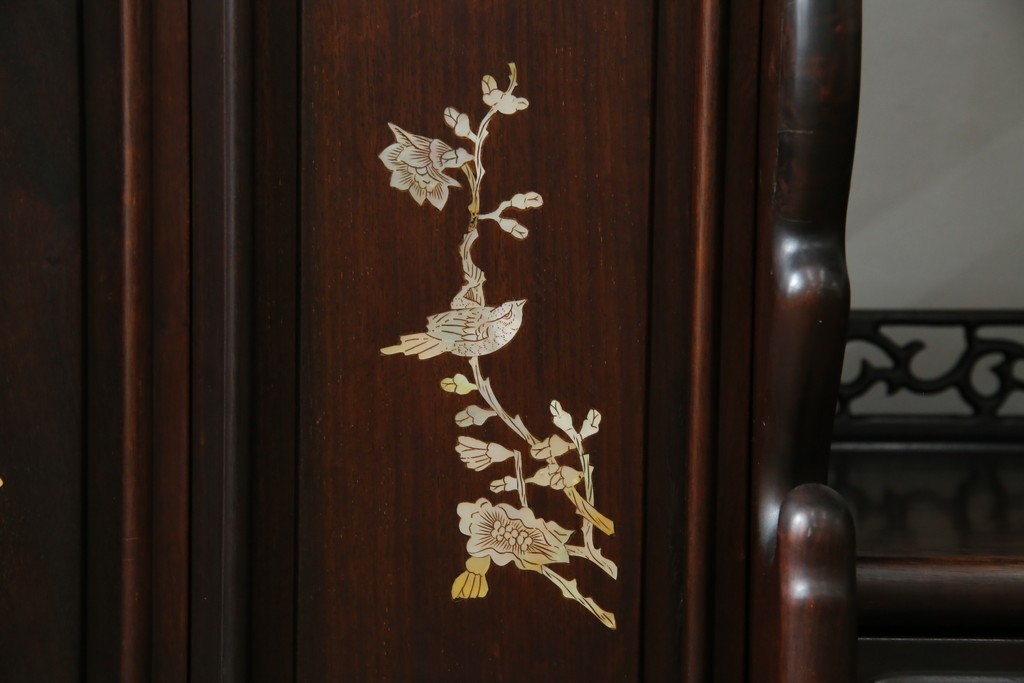 和製ヴィンテージ　花梨(カリン)材　象嵌入り　品の良い螺鈿(ラデン)が美しい飾り棚　(R-075191)