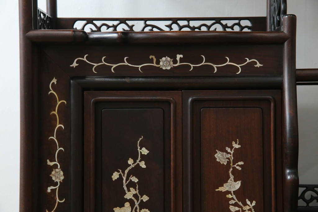 和製ヴィンテージ　花梨(カリン)材　象嵌入り　品の良い螺鈿(ラデン)が美しい飾り棚　(R-075191)