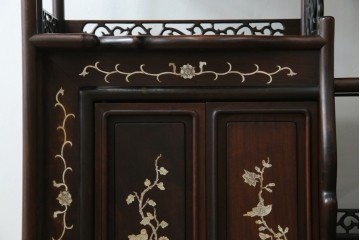 和製ヴィンテージ　花梨(カリン)材　象嵌入り　品の良い螺鈿(ラデン)が美しい飾り棚　(R-075191)