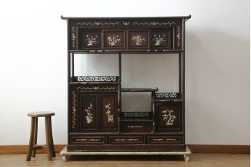和製ビンテージ　花梨(カリン)材　螺鈿(ラデン)　象嵌入り　上品な佇まいで和の雰囲気を引き立てる飾り棚(収納棚、戸棚、茶棚、違い棚、ヴィンテージ)(R-075191)