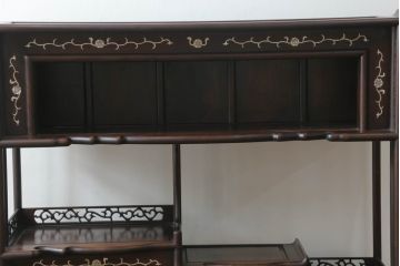 和製ビンテージ　花梨(カリン)材　螺鈿(ラデン)　象嵌入り　上品な佇まいで和の雰囲気を引き立てる飾り棚(収納棚、戸棚、茶棚、違い棚、ヴィンテージ)(R-075191)