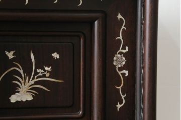 和製ビンテージ　花梨(カリン)材　螺鈿(ラデン)　象嵌入り　上品な佇まいで和の雰囲気を引き立てる飾り棚(収納棚、戸棚、茶棚、違い棚、ヴィンテージ)(R-075191)