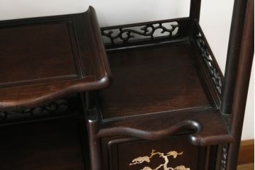 和製ビンテージ　花梨(カリン)材　螺鈿(ラデン)　象嵌入り　上品な佇まいで和の雰囲気を引き立てる飾り棚(収納棚、戸棚、茶棚、違い棚、ヴィンテージ)(R-075191)