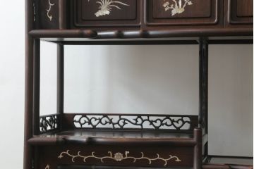 和製ビンテージ　花梨(カリン)材　螺鈿(ラデン)　象嵌入り　上品な佇まいで和の雰囲気を引き立てる飾り棚(収納棚、戸棚、茶棚、違い棚、ヴィンテージ)(R-075191)