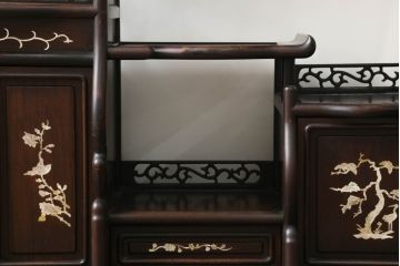 和製ビンテージ　花梨(カリン)材　螺鈿(ラデン)　象嵌入り　上品な佇まいで和の雰囲気を引き立てる飾り棚(収納棚、戸棚、茶棚、違い棚、ヴィンテージ)(R-075191)