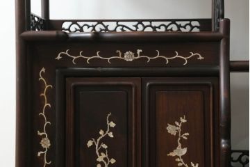和製ビンテージ　花梨(カリン)材　螺鈿(ラデン)　象嵌入り　上品な佇まいで和の雰囲気を引き立てる飾り棚(収納棚、戸棚、茶棚、違い棚、ヴィンテージ)(R-075191)