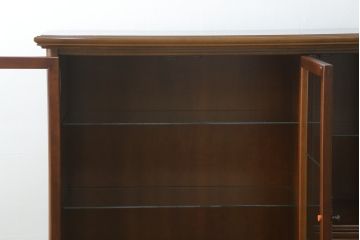 中古　美品　国会議事堂納品の高級家具メーカー　徳田家具　上品な佇まいで存在感のあるキャビネット(サイドキャビネット、収納棚、戸棚、飾り棚、食器棚)(R-075192)